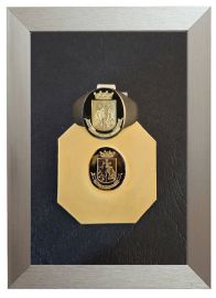 Chevali&egrave;re h&eacute;raldique or jaune, gravure mains &agrave; cacheter &eacute;cu espagnol au parti, couronne de baron et listel avec devise